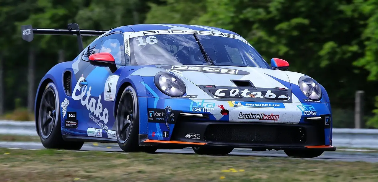 Blå Porsche-racerbil på racerbanen