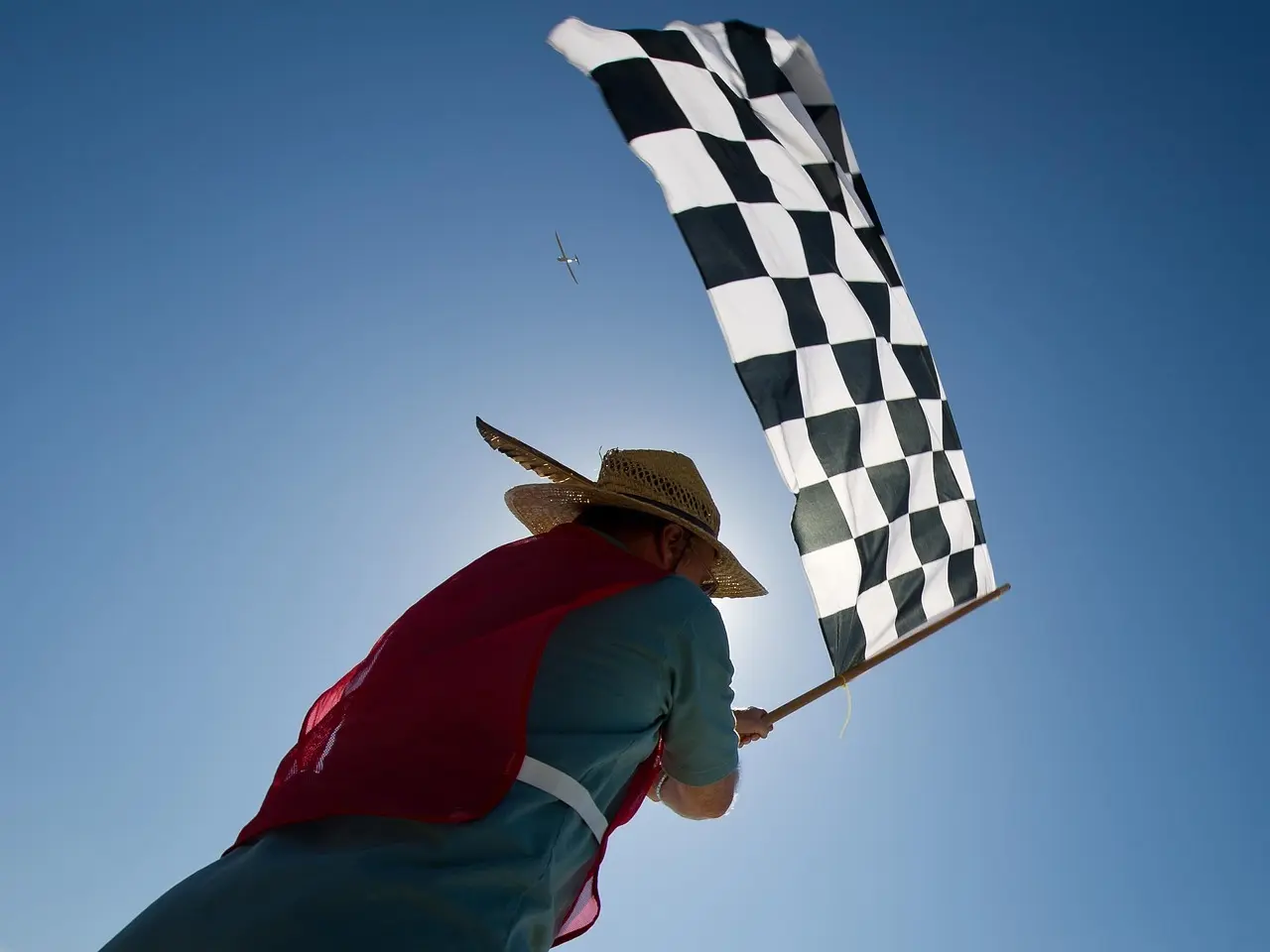 Person der vifter med ternet målflag