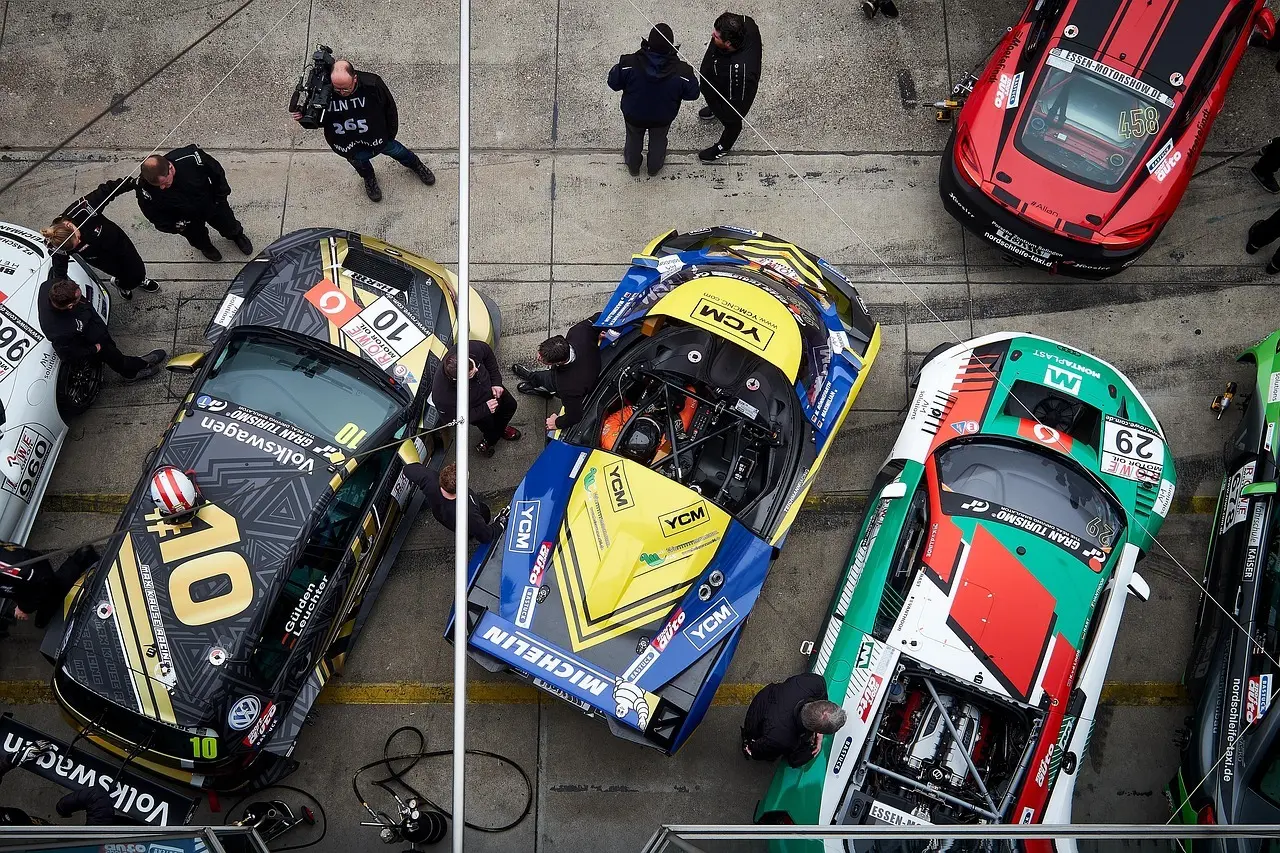 Racerbiler i pitlane set ovenfra